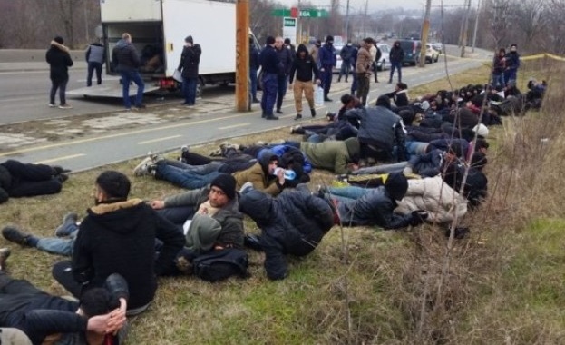 27 мигранти бяха открити тази сутрин край Лясковец в камион