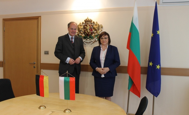 Вицепремиерът и министър на икономиката и индустрията Корнелия Нинова се