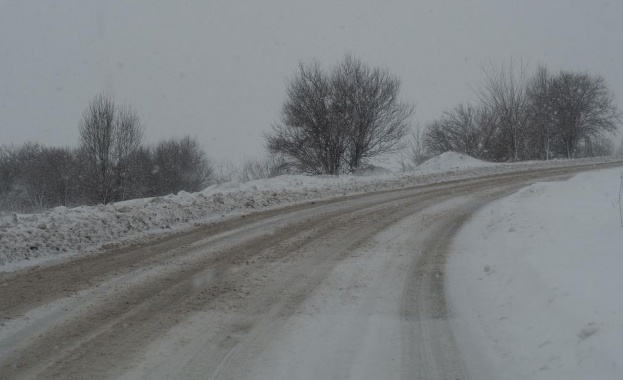 Ограничено е движението по път III-197 Гоце Делчев – Доспат за МПС над 12 т с ремаркета и полуремаркета поради обилен снеговалеж и снегопочистване
