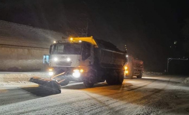 885 снегопочистващи машини обработват пътните настилки в районите със снеговалеж
