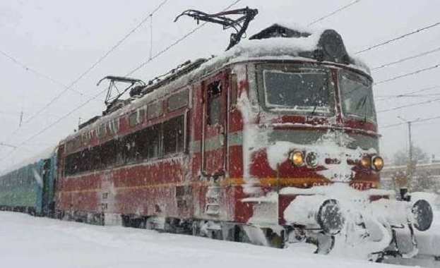 Движението на влаковете в страната се осъществява нормално въпреки усложнената