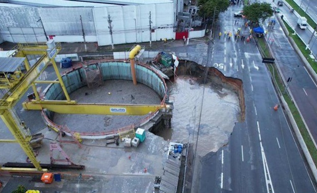 Автомагистрала в Бразилия се срути върху строящ се тунел на