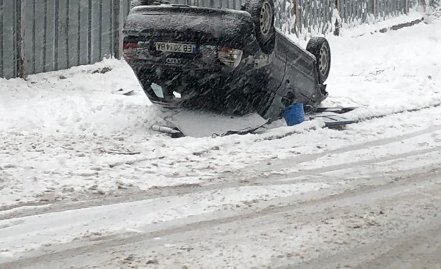 С непочистени от снега пътища и катастрофи осъмна на 2