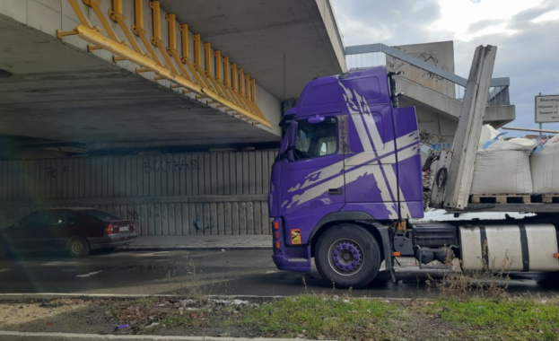 Тежкотоварен автомобил със сливенска регистрация се заклещи под един от