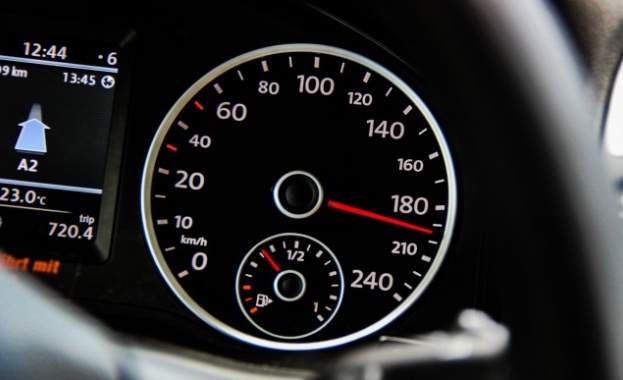 21 годишен шофьор кара с 220 км ч в аварийното платно на