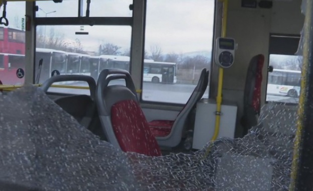 Автобус на градския транспорт в Пловдив е със счупено стъкло