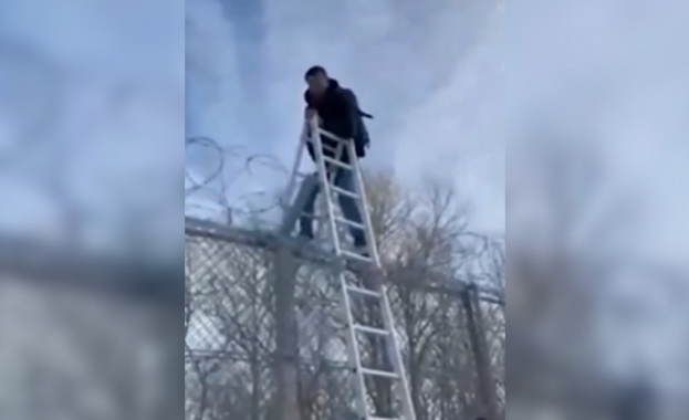 Клип с указания как се преминава нелегално през граница се