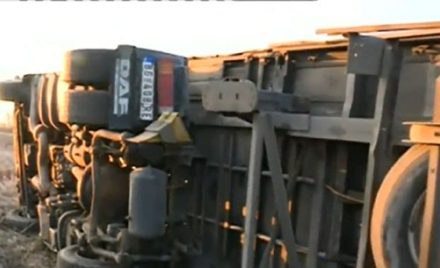 Катастрофирал камион стои повече от седмицата на АМ Тракия За