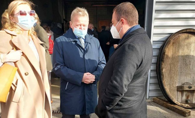 Министърът на земеделието д р Иван Иванов разговаря с комисар Януш