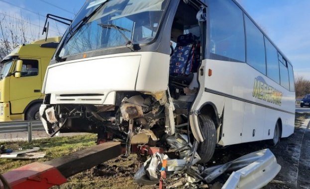 Автобус катастрофира в Пловдив, шофьорът бил пиян