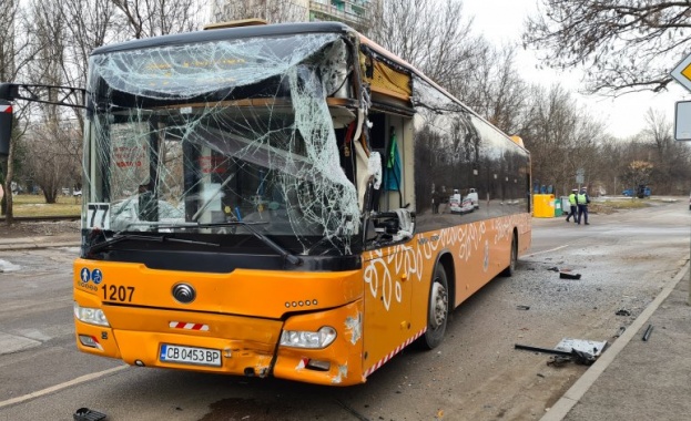 Верижна катастрофа с участието на автобус лек автомобил и товарен