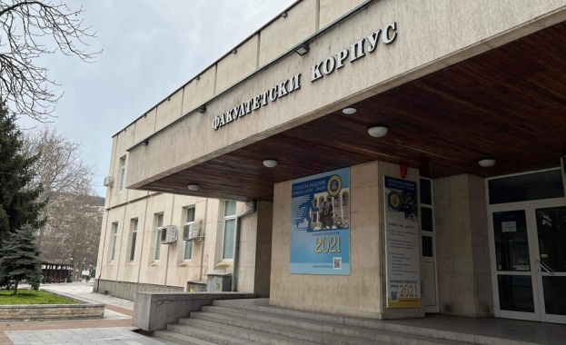 Сграда на Стопанската академия в Свищов пропада (Снимки)