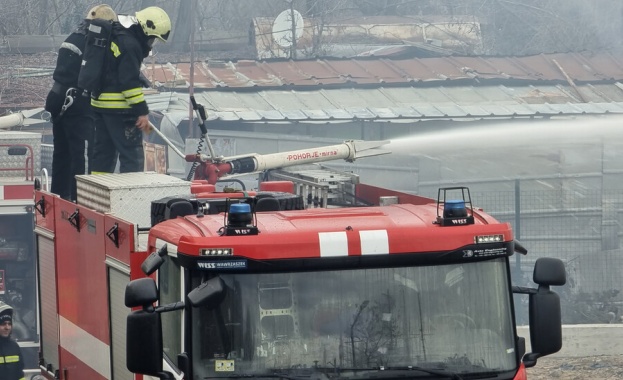 Голям пожар се разгоря под Аспарухов мост