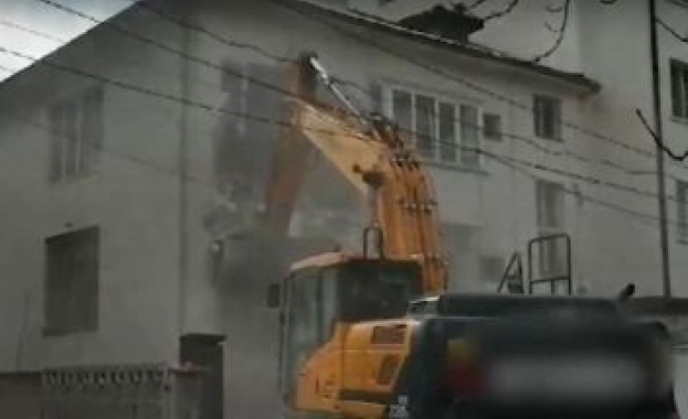 Багер на частна фирма започна да руши сграда без предупреждение