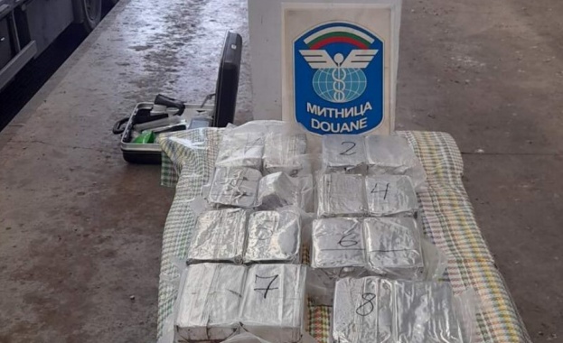 Митническите служители от отдел Борба с наркотрафика в ТД Митница