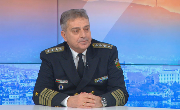 Адмирал Ефтимов: Готовността на армията е денонощна, но се спазва определен регламент