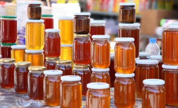 Вероятно знаете че медът е важно средство в борбата с