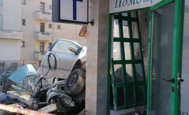 Автомобил се вряза в погребална агенция в центъра на Курило