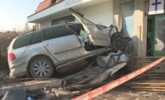 Тежка катастрофа в Нови Искър. Автомобил отнесе електрически стълб и