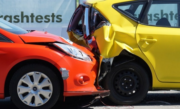 Три коли са се сблъскали тази сутрин на кръстовището между