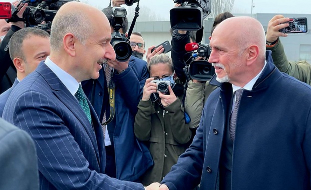 Започна срещата на четири очи между министъра на транспорта и