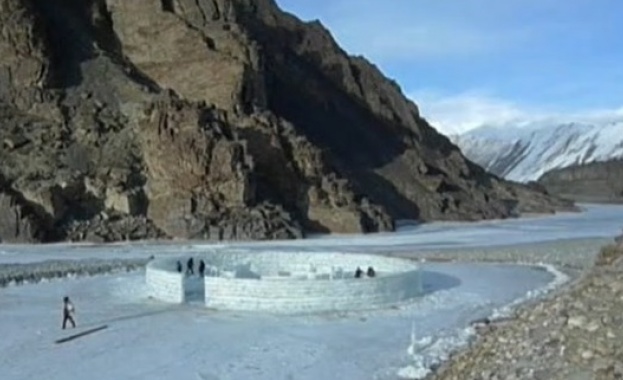 Изграждат ледено селище в Хималаите