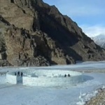 Изграждат ледено селище в Хималаите