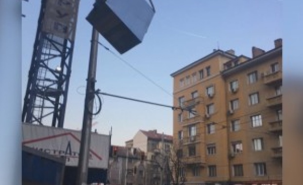 Реконструкция на столичен мол застрашава преминаващи и чакащи градски транспорт