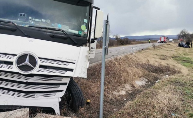Тежкотоварен автомобил с молдовска регистрация и лек автомобил Мерцедес са