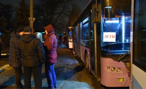 Първите 45 автобуса с евакуирани жители на ДНР пристигнаха в