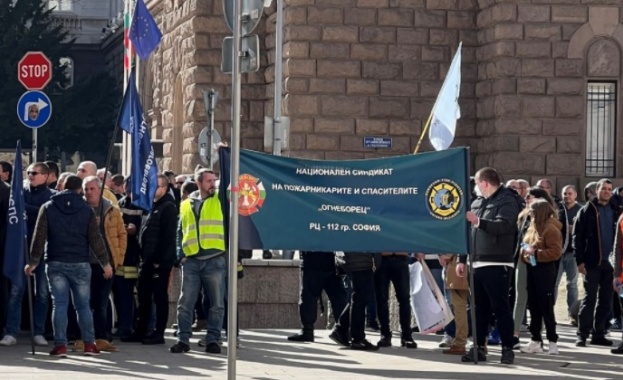 Стотици пожарникари и спасители се събраха днес на протест пред