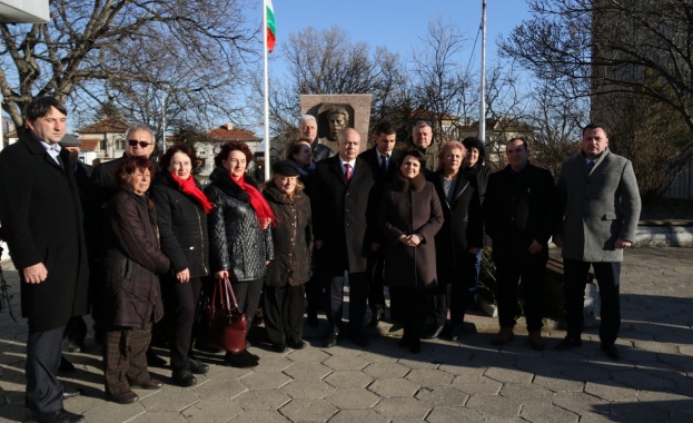 Председателят на парламентарната група на БСП Георги Свиленски и народните