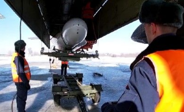 Стратегическият ракетоносец Ту 95МС изстреля крилата ракета Х 55 Видеото за изстрелване