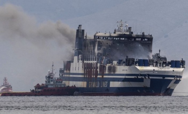 Продължава операцията по преместването на пламналия ферибот Юрофери Олимпия Той