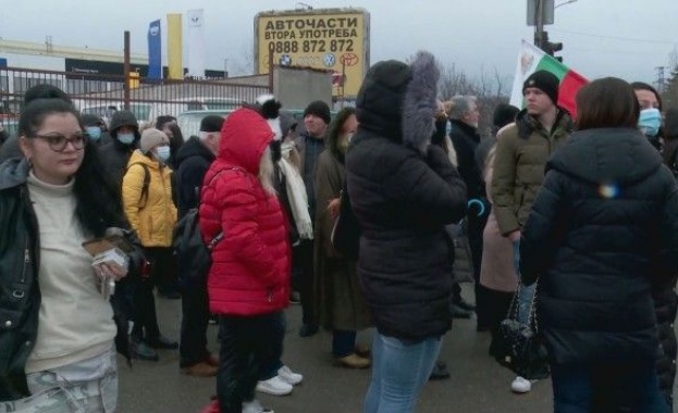 Протест на жители от Суходол и околните квартали Гражданите блокират