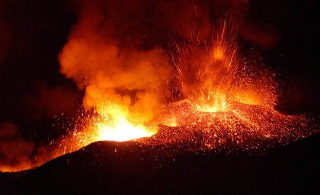 След кратко затишие вулканът Етна отново изригна От кратера изтече