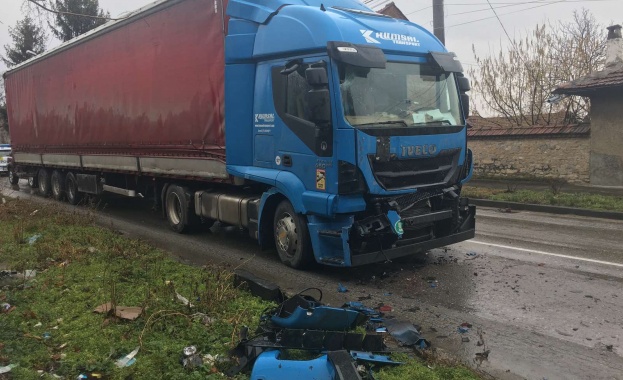 Катастрофа между два тира и джип, има пострадал