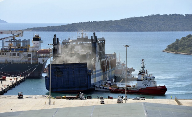 Гръцките власти продължават опитите да отворят вратата на изгорелия ферибота