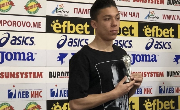 Филип Кръстев халфът на Левски получи наградата за футболист №1