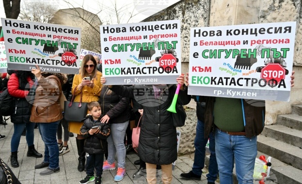 Пловдив 24 февруари 2022 Десетки протестиращи срещу кариерата в Белащица