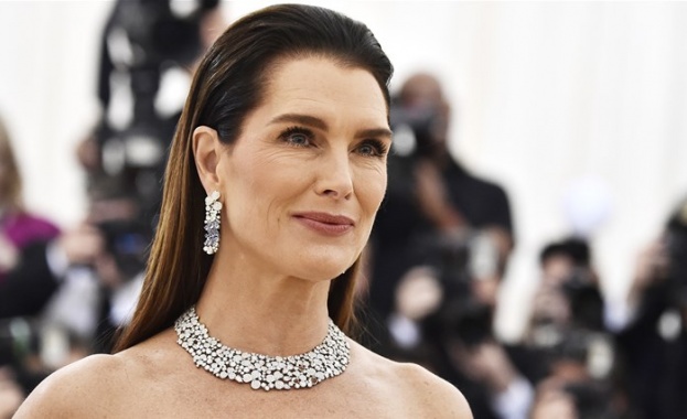 56 годишната актриса разказа за видео поредицата Тайните на красотата на