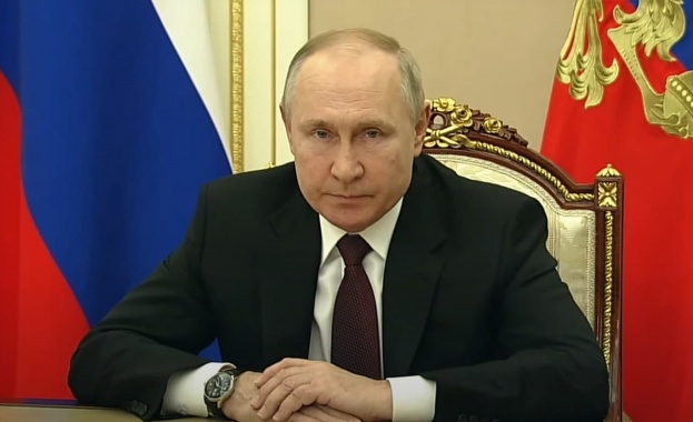 Руският президент Владимир Путин работи нормално в Кремъл заяви неговият