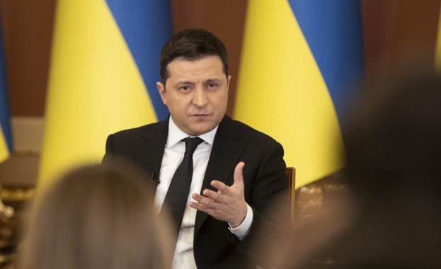 Президентът на Украйна Володимир Зеленски издаде вчера указ за освобождаването