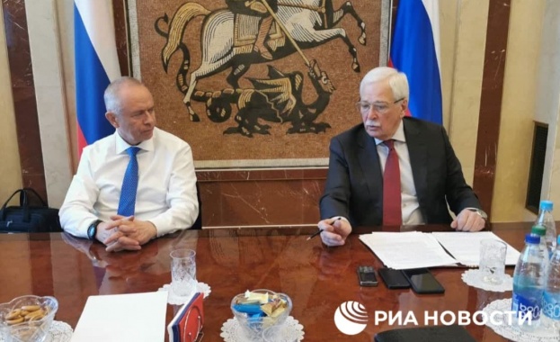 Руската делегация водена от помощника на президента Владимир Медински пристигна