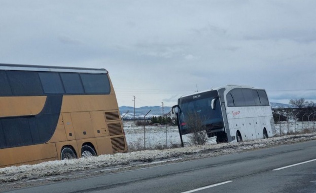 Ураганен вятър в района на Мъглиж прати два пътнически автобуса