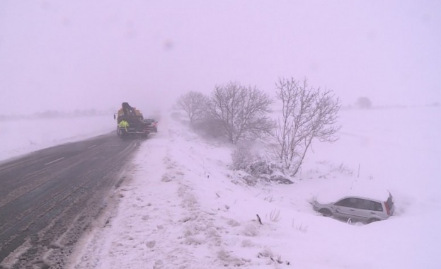 Ограничено е движението на тежкотоварни превозни средста над 12 тона  през проход Троянски поради снеговалеж 