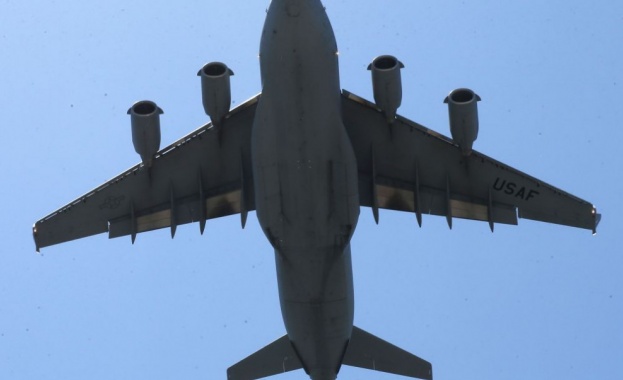 Американски В-52 са прелетели над Скопие, самолетите са навлезли в Македония от България
