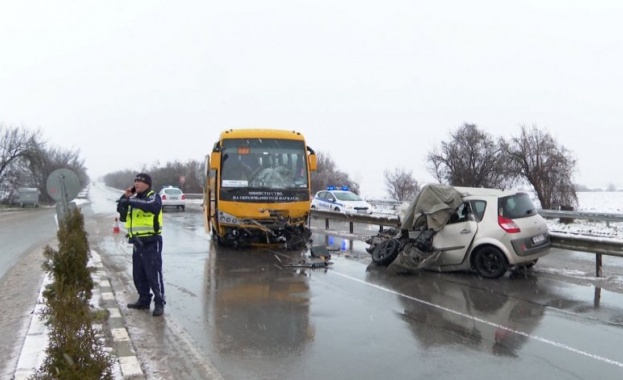 Кола и ученически автобус се удариха, загина шофьор