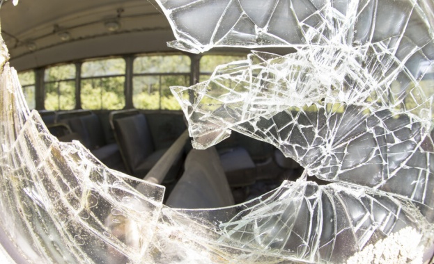 Най малко двама души загинаха и 11 бяха ранени когато автобус