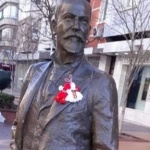 Паметници на възрожденци и академици в Свищов осъмнаха с мартеници